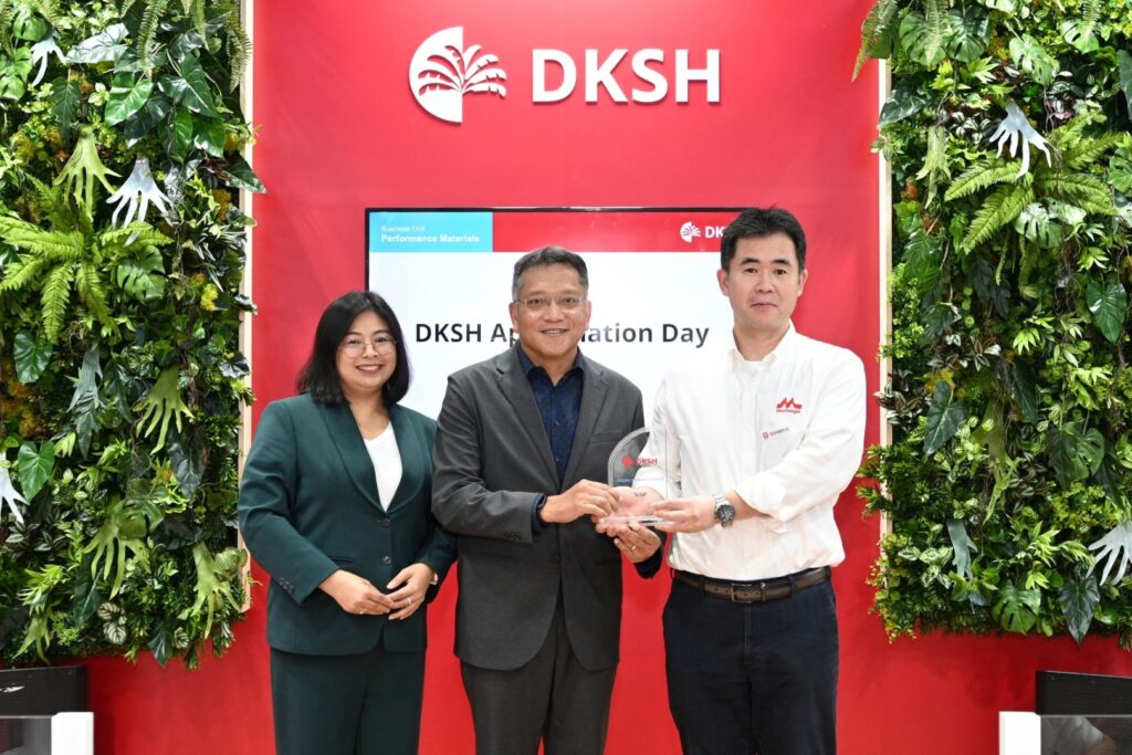 HOLIS by SCGP received an award from DKSH for product development using probiotic microorganisms from Morinaga